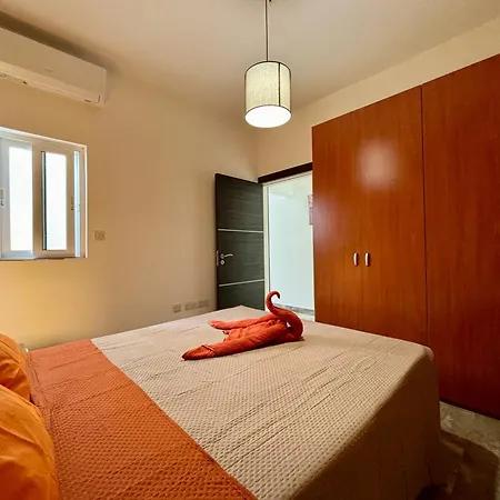 Entire 1 Bedroom Penthouse Apartamento